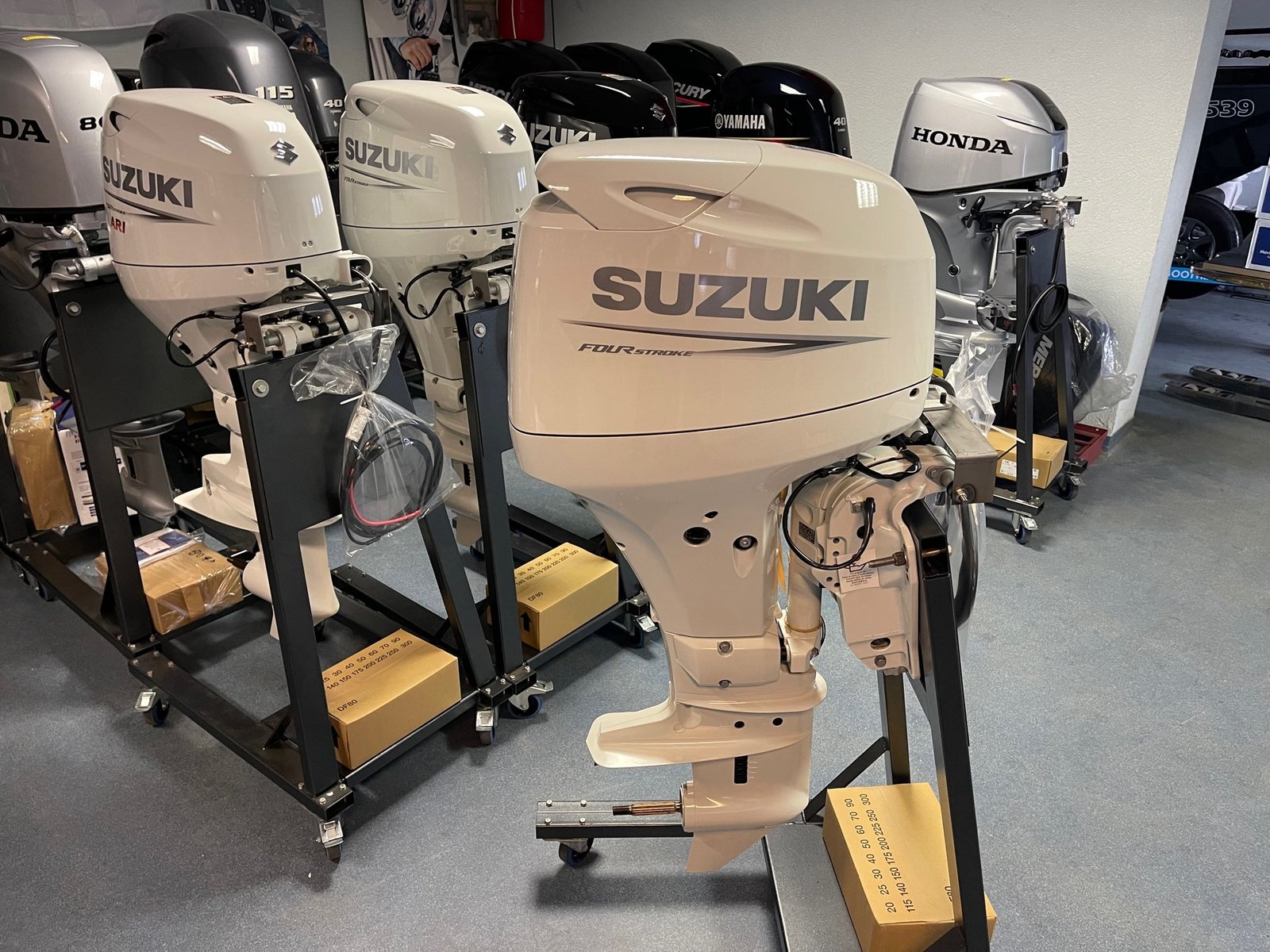 Suzuki DF40 ATL 40 HP Long Shaft Outboard Motor White Electric Start